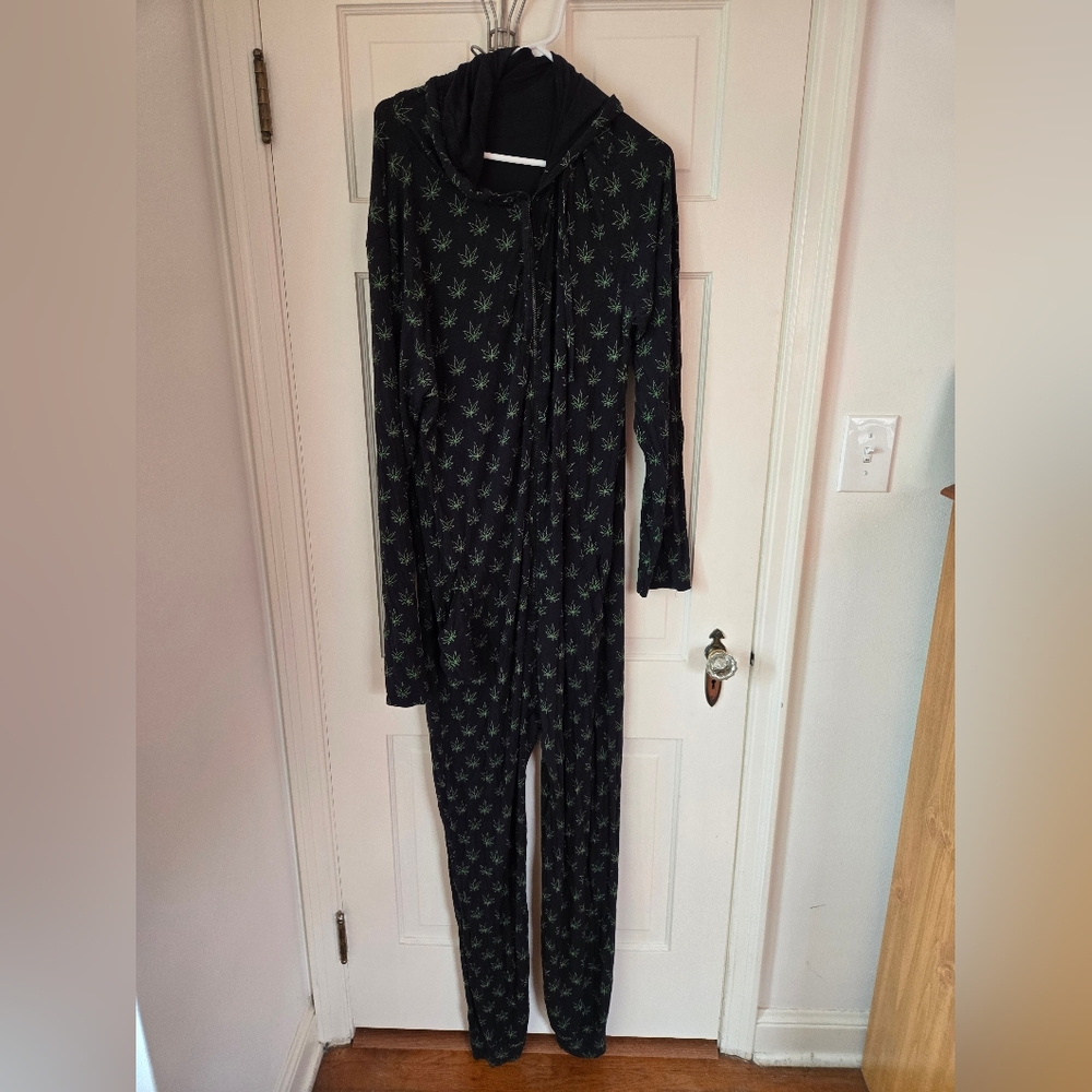 MeUndies Onesie L/XL 420 Pot Leaf Pattern